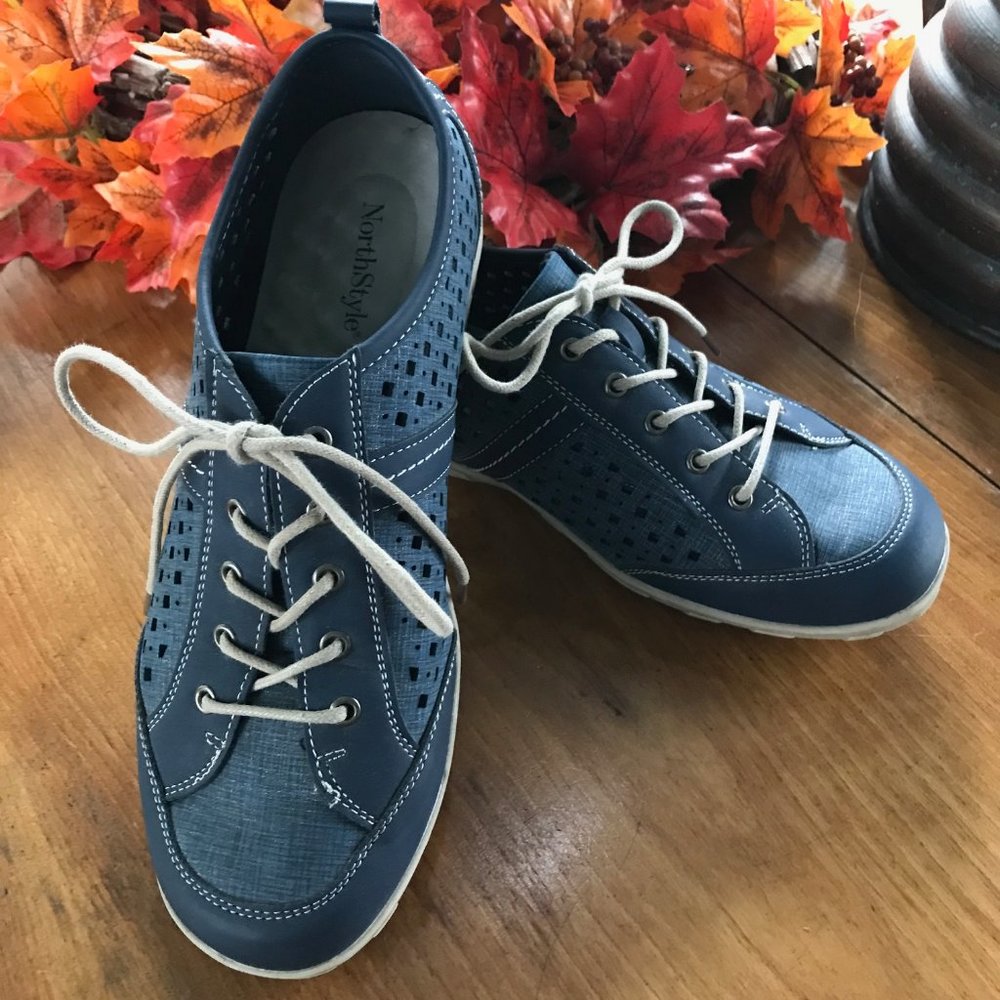 Northstyle Perforated Sneakers Blue Size 8 (Size 39) Run wide.